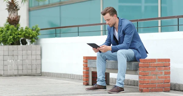 Beyaz tablet bilgisayar Hong Kong kullanarak iş adamı