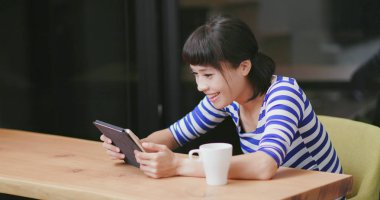 Evde tablet bilgisayarda izlerken kadın