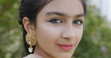 Genç Pakistan kız gülümseme fotoğraf makinesi için 