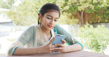 Cep telefonu kullanan Pakistan kız 