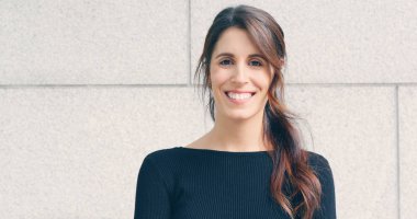 gülümseyen güzel bir beyaz kadın