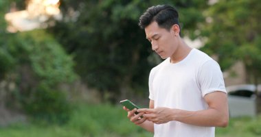 Şehirde cep telefonu kullanan bir adam