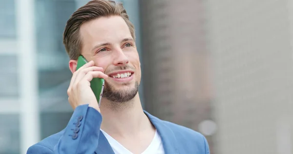 Joven Hombre Negocios Hablar Con Teléfono Celular Aire Libre —  Fotos de Stock