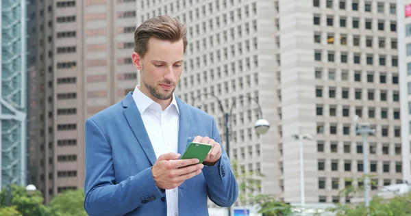 İş adamı iş üstünde smartphone City