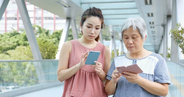 Moeder Dochter Samen Gebruiken Van Cellphone Bij Buiten — Stockfoto