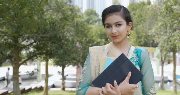Giovane Ragazza Pakistana Possesso Libro Tablet All Aperto — Foto Stock