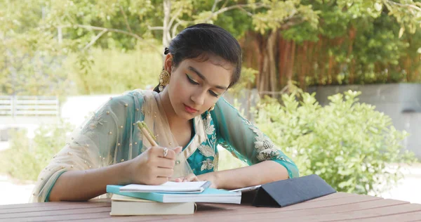 Pakistan Fille Étude Sur Tablette Devoirs — Photo