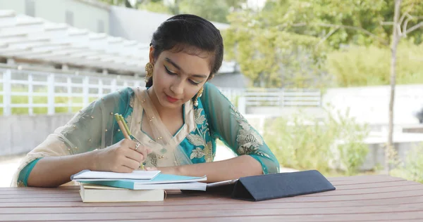 Pakistanisches Mädchen Macht Hausaufgaben Mit Tablet Computer — Stockfoto