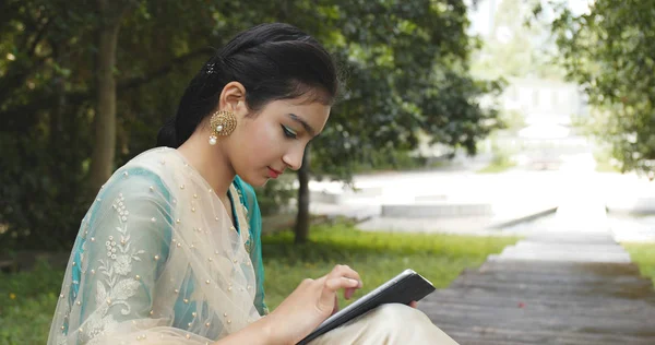 Tablet bilgisayar kullanan Pakistan kadın 