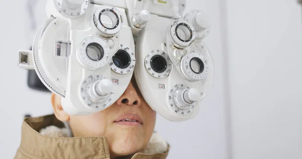 妇女在诊所接受眼科检查 — 图库照片