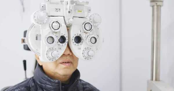 Homem Velho Passar Por Teste Ocular — Fotografia de Stock
