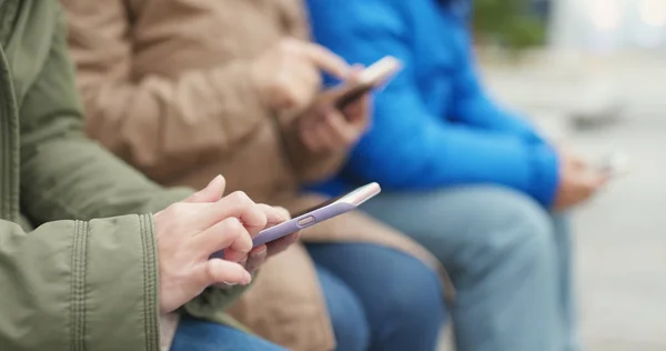 Famille Utilisant Des Téléphones Portables Dans Rue — Photo