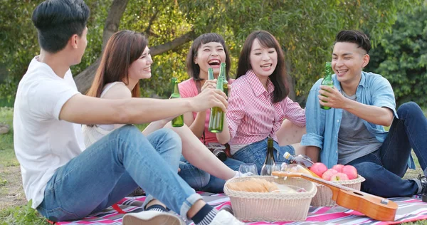 Asian Young Friends Picnic Together — Stock Photo, Image