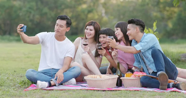 Aziatische Jonge Vrienden Nemen Selfie Mobiel Het Park — Stockfoto