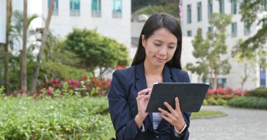 Asya tablet bilgisayar açık, kullanarak iş kadını