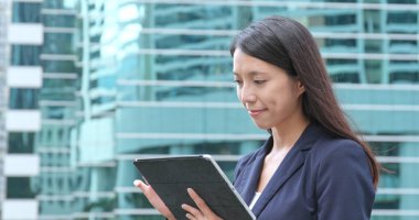 Genç işkadını dijital tablet bilgisayar kullanarak 