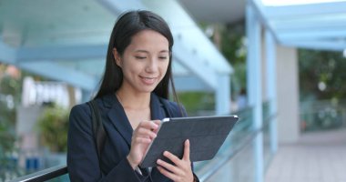 Dijital tablet bilgisayar açık, kullanarak iş kadını