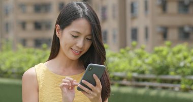 cep telefonu açık, kullanan kadın