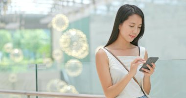 Alışveriş Merkezi içinde Smartphone kullanan kadın