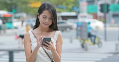 Şehirde cep telefonu kullanan kadın