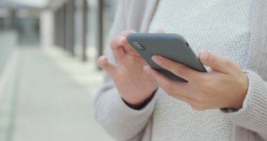 Kadının açık City smartphone kullanarak yakın çekim 