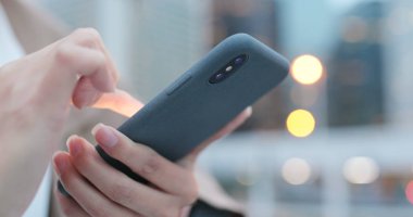 Gece akıllı telefon kullanan bir kadın.