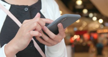 Alışveriş Merkezi içinde Smartphone kullanan kadın