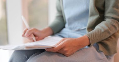 Kadın okulda kağıt üzerine yazma 