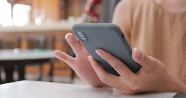 restoranda cep telefonu kullanan kadın