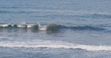Büyük okyanus dalgaları görmek