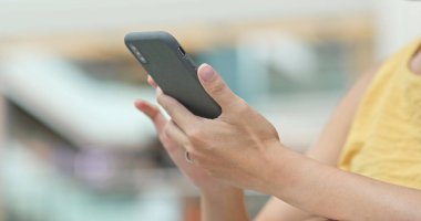 Cep telefonu kullanan kadına yakınlaş