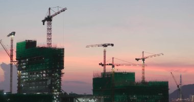 Şantiye günbatımı altında