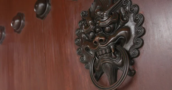 Traditionelle Chinesische Tempel Löwe Statue Löwe Hölzerne Türschloss — Stockfoto