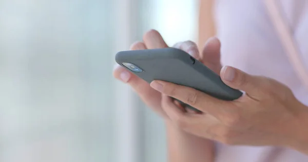 Woman Using Mobile Phone — Stock Photo, Image