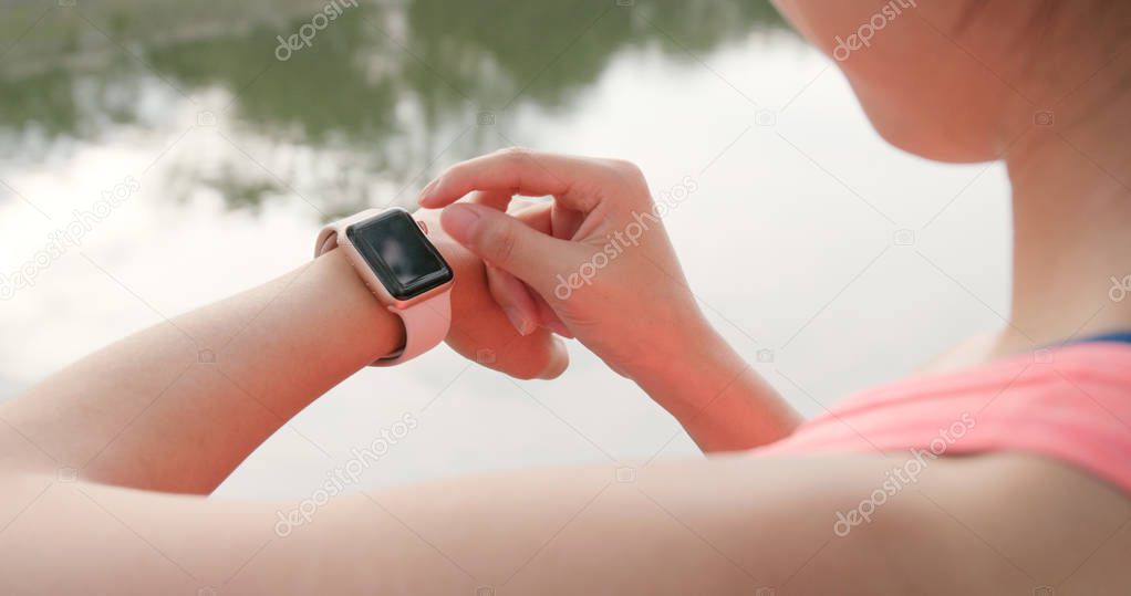 Woman record on smart watch for the sunning data