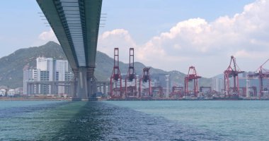 Taşçı Köprüsü, Hong Kong - 02 Mayıs, 2018: taşçı Köprüsü ve Kwai Tsing konteyner terminalleri