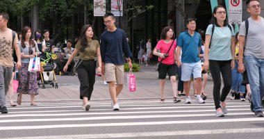 Xinyi ilçe, Tayvan - 30 Mayıs, 2018: Taipei City yol geçiş insanlar