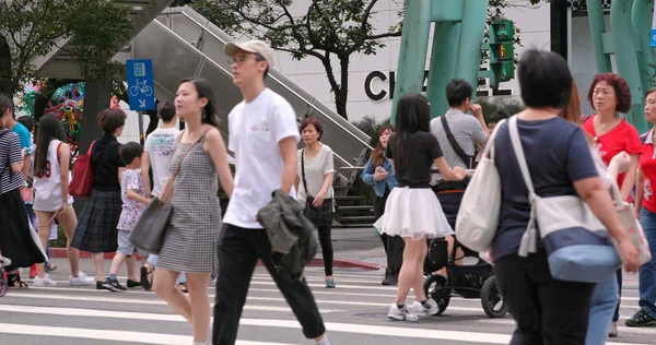 Distrito Xinyi Taiwán Mayo 2018 Gente Cruzando Calle Ciudad Taipei — Foto de Stock