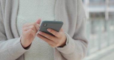 Elinde akıllı telefon kullanan kadın