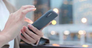 Elinde akıllı telefon kullanan kadın