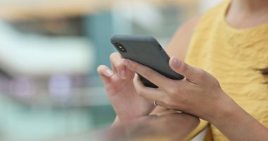 Cep telefonuyla alışveriş merkezinde kadının yakın çekim