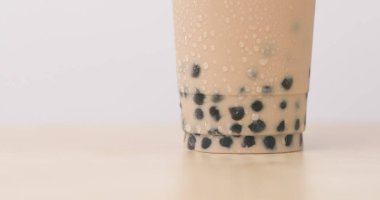 Buzlu kabarcık süt çay götürün