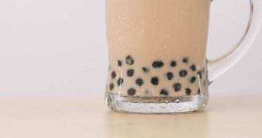 Buzlu kabarcık süt çay