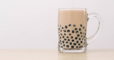 Buzlu kabarcık süt çay