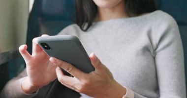 Trende cep telefonu kullanan kadın