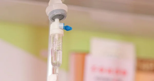 输液泵或盐水液静脉注射 输液泵在医院的点滴 — 图库照片