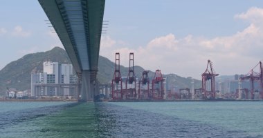 Kwai Tsing, Hong Kong - 02 Mayıs, 2018: kargo gemisi liman ve Kwai Tsing konteyner Terminal Hong Kong'da geçen 