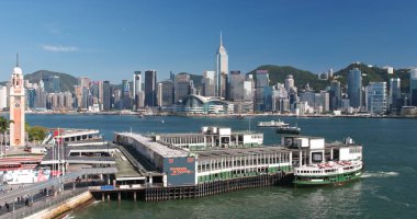 Victoria Harbor, Hong Kong - 31 Mayıs, 2018: Hong Kong şehir manzarası