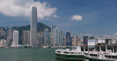 Victoria Harbour, Hong Kong - 13 Nisan, 2018: Hong Kong kentsel şehir manzarası güneşli gün
