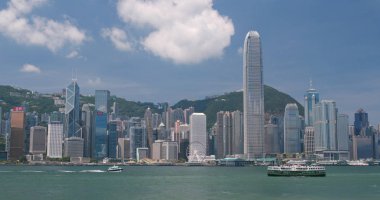 Victoria Harbour, Hong Kong - 13 Nisan, 2018: Hong Kong kentsel şehir manzarası güneşli gün